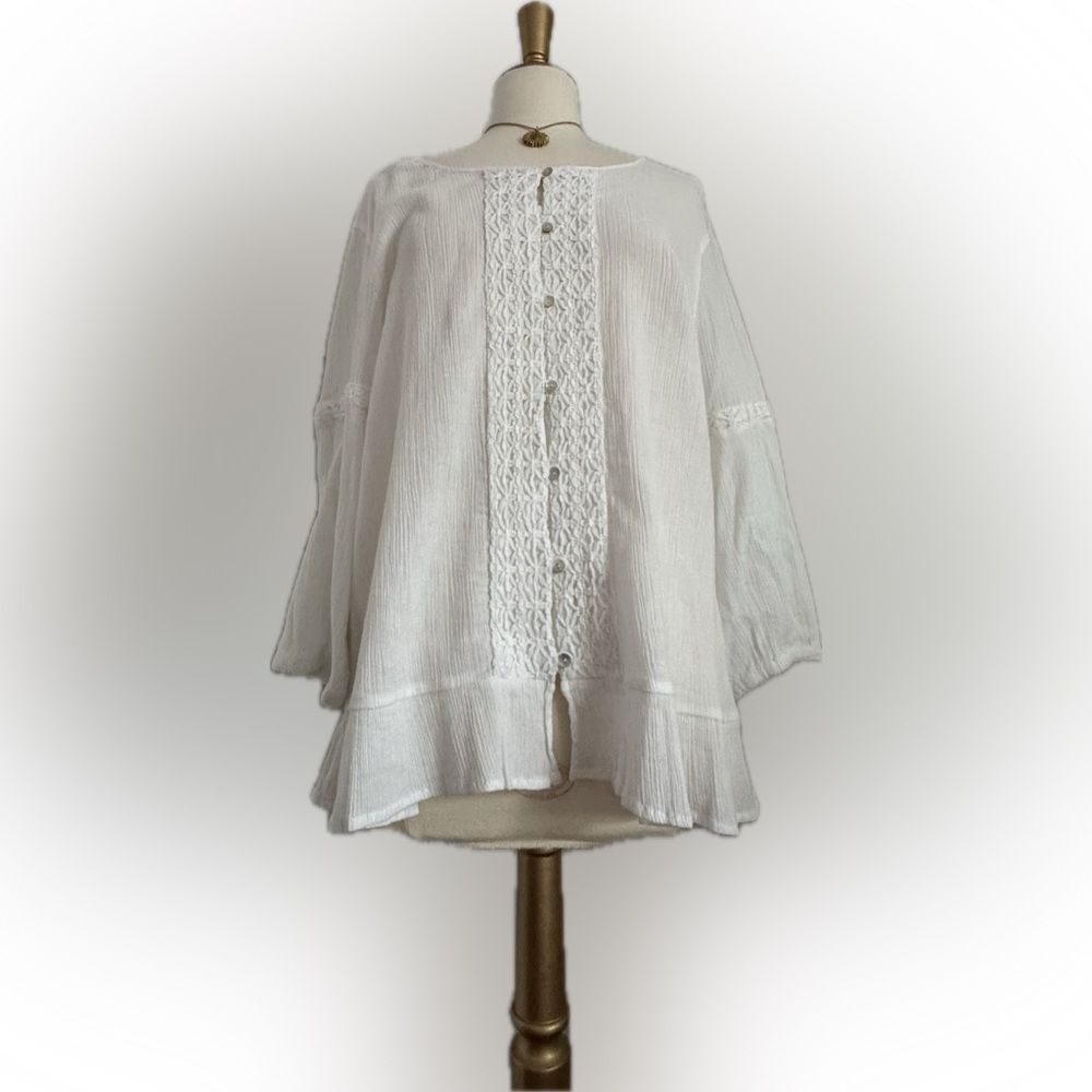 Timeless! Multiples white button top! - Picture 3 of 16